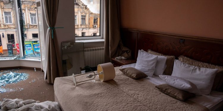 “Drones swooped down with a piercing scream” – British journalist on Shahed drone attack on Odesa 1 A suite in a destroyed hotel. Photo: Facebook / Michael Shtekel