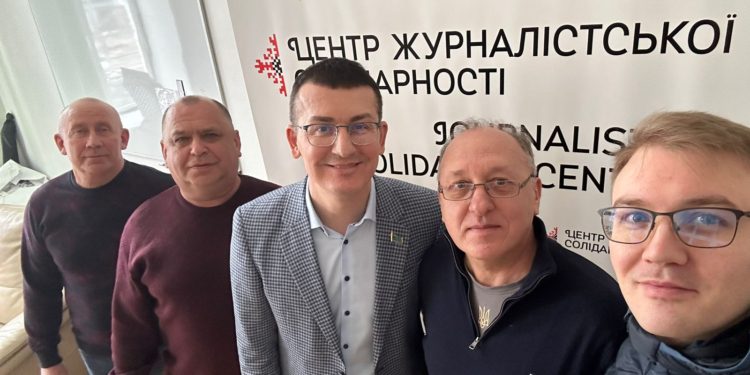 Scott Douglas Jacobsen (right) with editors Vasyl Myroshnyk, Oleksii Pasiuha, and Kostiantyn Hryhorenko, and NUJU President Sergiy Tomilenko (centre) at the Journalists' Solidarity Centre in Kyiv, April 2026