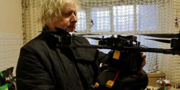 UK’s Ex-Prime Minister preparing material for Daily Mail near the front line. Photo by Andrii Andriienko