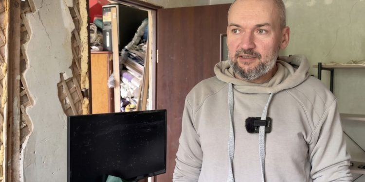 Yurii Tynnyi in the apartment destroyed by russians