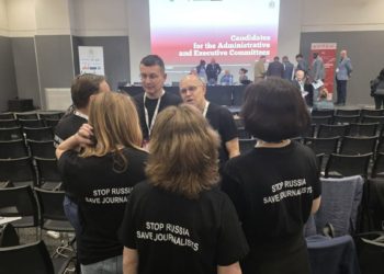 The delegation of the National Union of Journalists of Ukraine, consisting of journalists from Kyiv, Mariupol, Sloviansk and Odesa, wore T-shirts with the slogan “Stop Russia. Save journalists”. Photo: Facebook / Sergiy Tomilenko