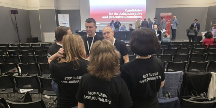 The delegation of the National Union of Journalists of Ukraine, consisting of journalists from Kyiv, Mariupol, Sloviansk and Odesa, wore T-shirts with the slogan “Stop Russia. Save journalists”. Photo: Facebook / Sergiy Tomilenko