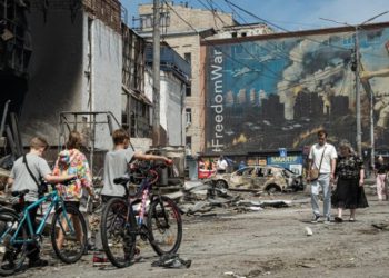 People walk past a heavily damaged shopping centre in Kyiv, Ukraine, on 24 May 2026, after Russian strikes. Credit: Ori Aviram / Middle East Images via AFP.