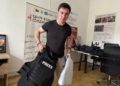 “A bulletproof vest saves from bullets. And now it’s shrapnel that kills,” BBC journalist Dmytro Vlasov about protection that really is protection 13 Dmytro Vlasov demonstrates the difference between a regular bulletproof vest used by journalists and an anti-fragmentation one. Photo by NUJU