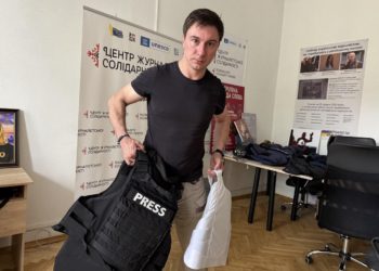 “A bulletproof vest saves from bullets. And now it’s shrapnel that kills,” BBC journalist Dmytro Vlasov about protection that really is protection 9 Dmytro Vlasov demonstrates the difference between a regular bulletproof vest used by journalists and an anti-fragmentation one. Photo by NUJU