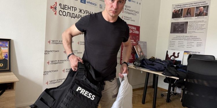 “A bulletproof vest saves from bullets. And now it’s shrapnel that kills,” BBC journalist Dmytro Vlasov about protection that really is protection 1 Dmytro Vlasov demonstrates the difference between a regular bulletproof vest used by journalists and an anti-fragmentation one. Photo by NUJU