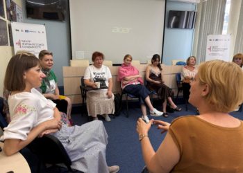 Supporting colleagues without burning out: how NUJU looks after the mental health of Ukraine's wartime journalists 4 A support group session with psychologist Nataliia Ulko in Kyiv. Photo: Larysa Portianko